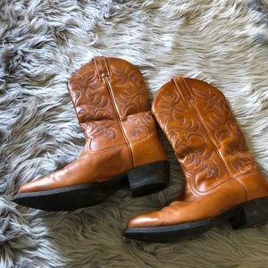 Ariat brown leather cowboy boots  w/ stitching
